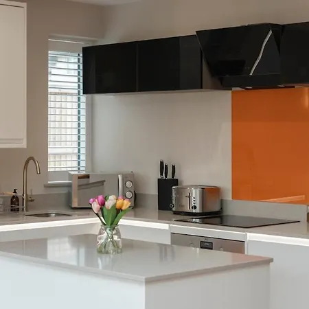 Charming Newly Renovated In 해러게이트